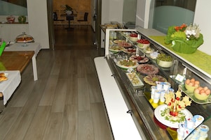 Colazione a buffet a pagamento, servita tutte le mattine 
