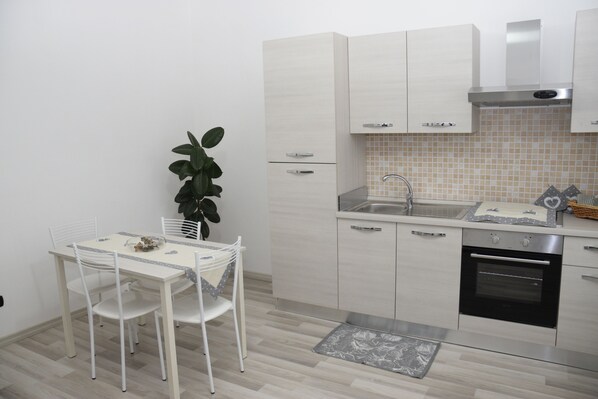 Kjøleskap, ovn, kokeplater og kaffetrakter/tekoker