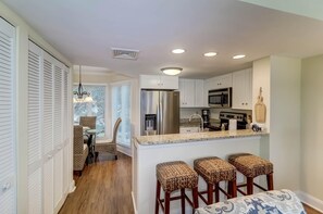 Dining - Port O'Call E 204 -  Great Ocean Views (Isle Of Palms)