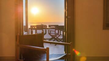 Superior Duplex, 2 Queen Beds, Sea View | Living area | TV