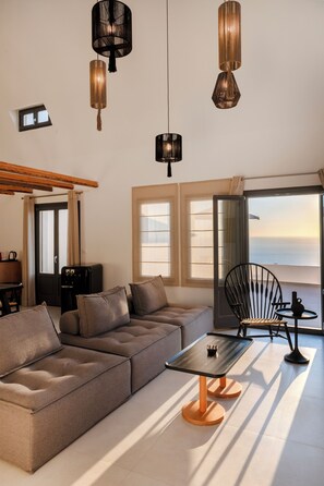 Deluxe Duplex, Sea View | In-room safe, free WiFi, bed sheets - La Maltese Villas Santorini (Santorini)