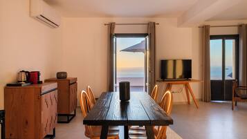 Superior Duplex, 2 Queen Beds, Sea View | Living area | TV