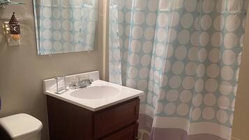 Ensemble douche/baignoire, sĂšche-cheveux, serviettes fournies, savon