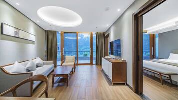 Suite Deluks, 1 Tempat Tidur King, Bebas Asap Rokok | Wi-Fi gratis