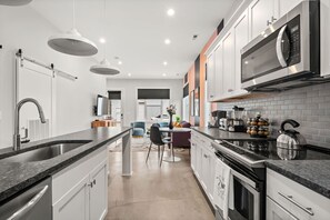 冰箱、微波炉、烤箱、炉灶