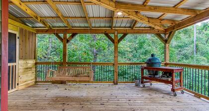 5 BDRM Cabin 15 miles from Dollywood! HUGE porch & games! 3 miles from Buc-ees!