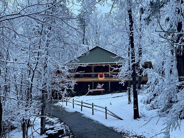 Exterior - 5 BDRM Cabin 15 miles from Dollywood! HUGE porch & games! 3 miles from Buc-ees! (Kodak)