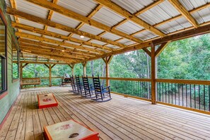 Property grounds - 5 BDRM Cabin 15 miles from Dollywood! HUGE porch & games! 3 miles from Buc-ees! (Kodak)