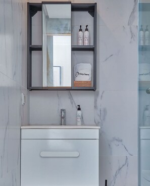 Regadera, toallas, jabón, papel de baño