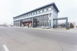 Un edificio moderno con techo plano y ventanas amplias.
