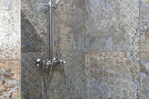 Badewanne, Haartrockner, Handtücher, Seife