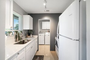 Fridge, microwave, oven, stovetop - Roxana`s 3bed/2bath Home w/ Modern Interior & BBQ Backyard (Oakland Park)