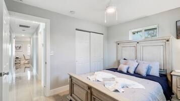 3 bedrooms, desk, iron/ironing board, travel crib