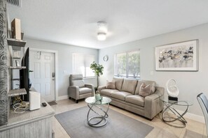 TV - Roxana`s 3bed/2bath Home w/ Modern Interior & BBQ Backyard (Oakland Park)