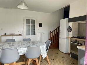 Eine kleine Küche mit Kühlschrank, Herd und Backofen.