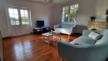 Télévision, lecteur de DVD, table de tennis de table