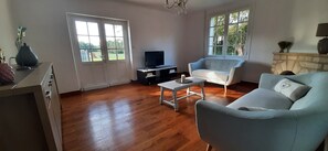 Fernseher, DVD-Player, Tischtennisplatte