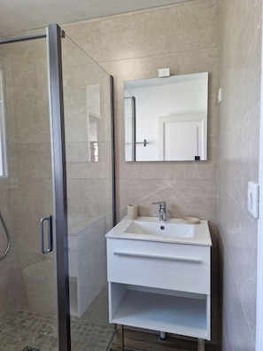 Dusche, Haartrockner, Toilettenpapier