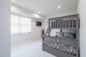 3 多间卧室、办公桌、熨斗/熨衣板、旅行婴儿床