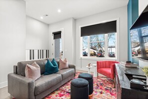 Smart TV, stereo - The Instrument  (Nashville)