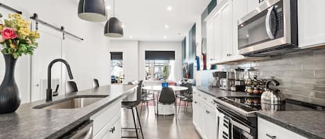 Réfrigérateur, four à micro-ondes, un four, surface de cuisson