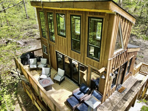 Treehouse-One of a Kind , AC, tubing, fire table, fire pit, 20 min to Killington