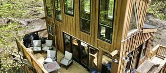 Treehouse-One of a Kind , AC, tubing, fire table, fire pit, 20 min to Killington