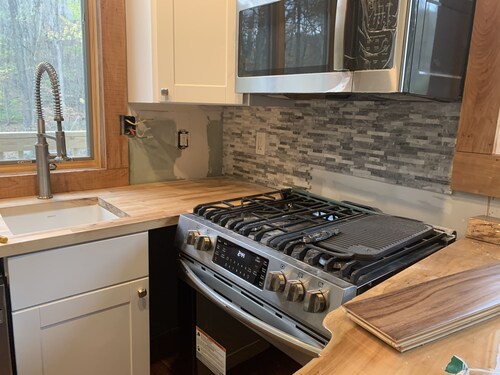 Treehouse-One of a Kind , AC, tubing, fire table, fire pit, 20 min to Killington