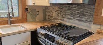 Treehouse-One of a Kind , AC, tubing, fire table, fire pit, 20 min to Killington