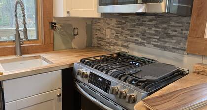 Treehouse-One of a Kind , AC, tubing, fire table, fire pit, 20 min to Killington