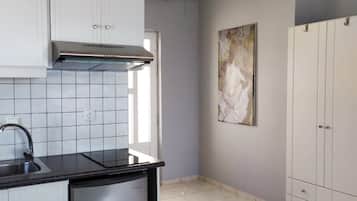 Refrigerador, cafetera y tetera y tetera eléctrica