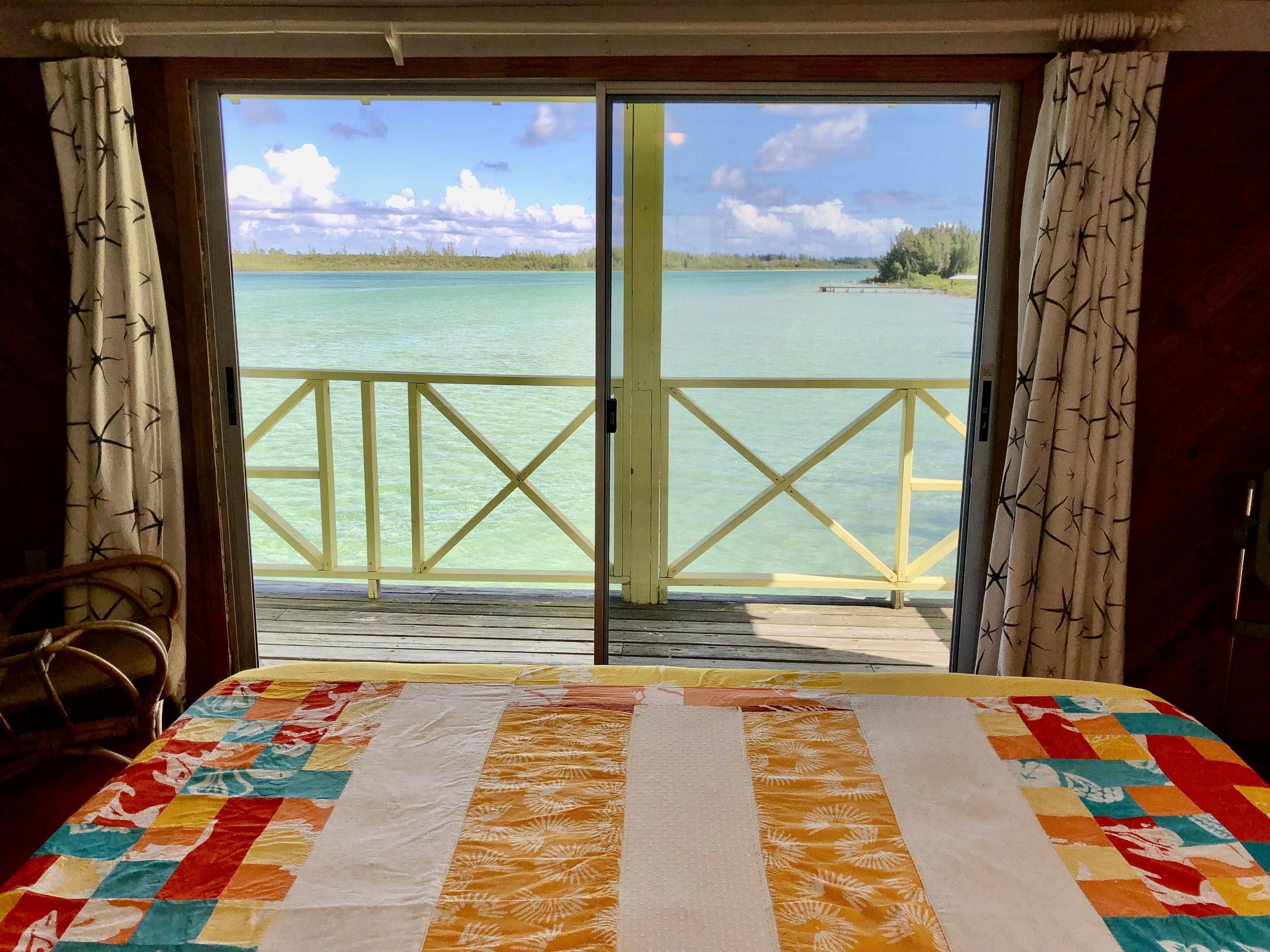 3 habitaciones, escritorio y tabla de planchar con plancha 