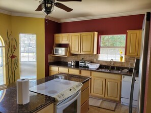 冷蔵庫、電子レンジ、オーブン、コンロ