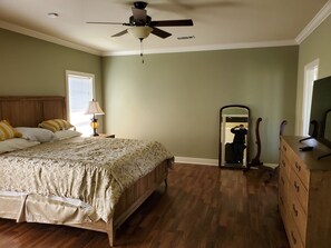5 bedrooms, iron/ironing board, free WiFi, bed sheets - GULF COAST  LODGINGS. (Diamondhead)