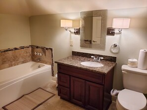 シャワー付き浴槽、ヘアドライヤー、タオル、石鹸