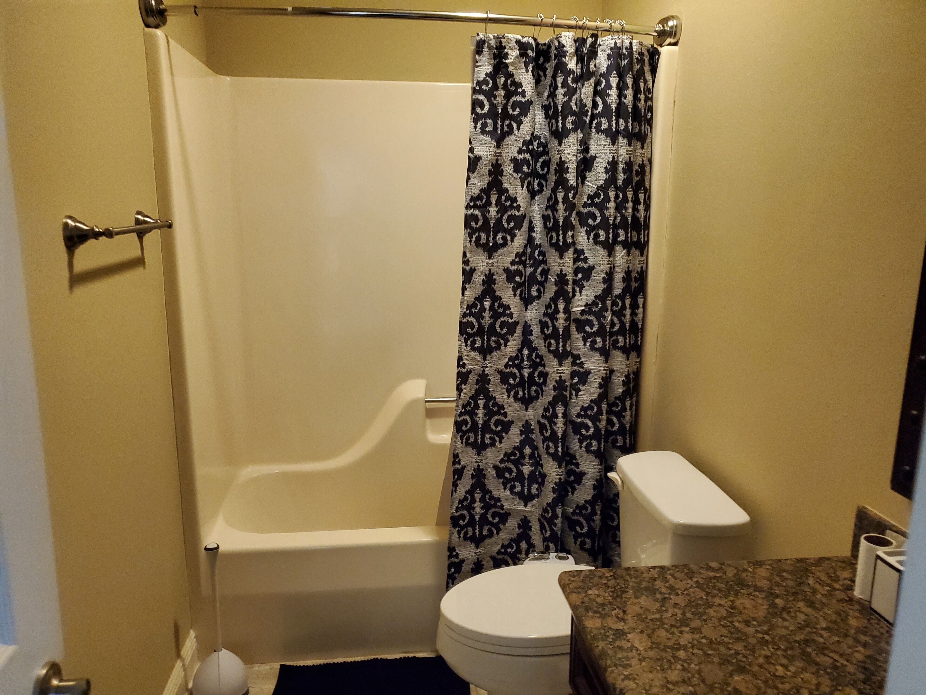 Ein Badezimmer mit einer Badewanne, Toilette und einer Duschkabine.