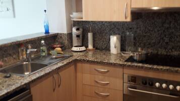 Cafetera o tetera, frigorífico, microondas y horno