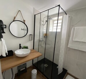 Dusche, Haartrockner, Handtücher, Seife