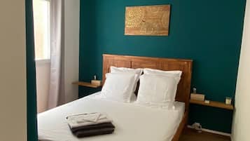 2 quartos, escrivaninha, ferros/tábuas de passar roupa