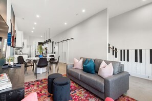 Smart TV, libri, biblioteca musicale, impianto stereo