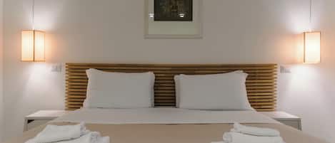 5 bedrooms, desk, iron/ironing board, travel cot