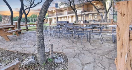 Private Lakeview Resort / Sleeps up to 25 / Pet Friendly