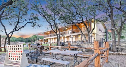 Private Lakeview Resort / Sleeps up to 25 / Pet Friendly