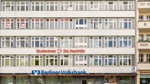 Un immeuble dont le rez-de-chaussée affiche une enseigne pour « Studienkreis Die Nachhilfe » et une autre pour « Berliner Volksbank ».