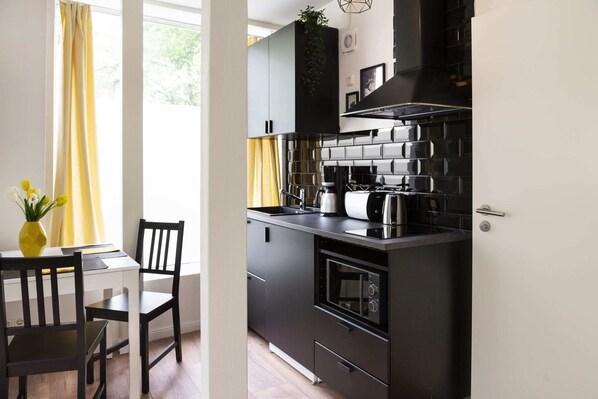 Kühlschrank, Mikrowelle, Wasserkocher mit Kaffee-/Teezubehör, Toaster