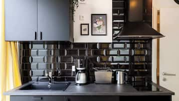 Kühlschrank, Mikrowelle, Wasserkocher mit Kaffee-/Teezubehör, Toaster