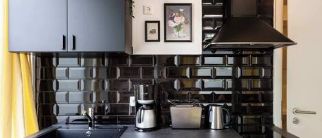 Kjøleskap, mikrobølgeovn, kaffetrakter/tekoker og brødrister