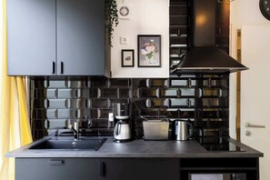 Réfrigérateur, micro-ondes, cafetière/bouilloire, grille-pain