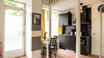 Kühlschrank, Mikrowelle, Wasserkocher mit Kaffee-/Teezubehör, Toaster