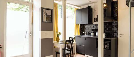 雪櫃、微波爐、咖啡機/沖茶器、多士爐